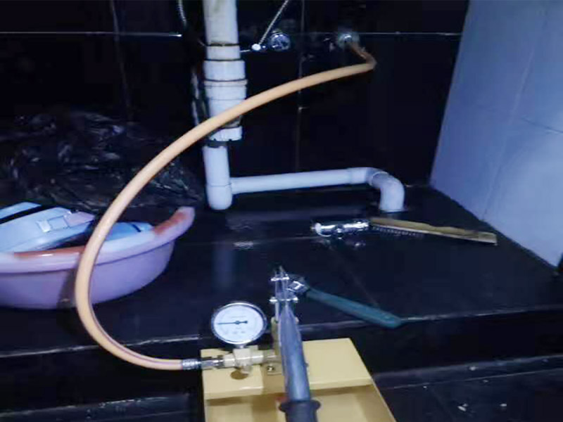 墻內(nèi)水管漏水檢測：首先，可以通過尋管儀確定管道的確切位置，其次，保持一直不要用水，先看一下水表，記下數(shù)字，過會(huì)再去看水表，觀察是否漏水把水閘關(guān)掉，把水放干。找一根水管向地漏沖水，看樓下會(huì)不會(huì)漏水堵住地漏，在衛(wèi)生間放較多水，一會(huì)兒后，觀察樓下會(huì)不會(huì)漏水，如果進(jìn)水管和排水管正常，但防水層漏水測試發(fā)現(xiàn)樓下漏水，那就是防水層漏水，找到漏水處后，先關(guān)閉閥門、截?cái)嗨春?，將水龍頭打開至適當(dāng)位置，然后用專用膠布捆住漏水的部位。