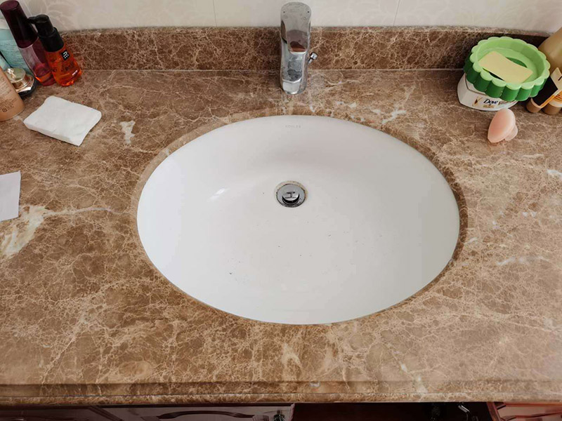 洗臉盆脫落維修:陶瓷臉盆下邊必須用架子托住，與石材臺(tái)板用普通玻璃膠密封，這樣臺(tái)板和臉盆就允許發(fā)生一定的相對(duì)位移，封膠的目的是不漏水，絕對(duì)不能用結(jié)構(gòu)膠把臉盆與臺(tái)板粘死靠膠來(lái)承受陶瓷臉盆的重量；應(yīng)該靠下面的托架托住陶瓷臉盆；否則一旦盆中放滿熱水，盆體受熱膨脹，而盆邊與臺(tái)板粘死不能變形，巨大的內(nèi)應(yīng)力就會(huì)損壞陶瓷臉盆，嚴(yán)重時(shí)就會(huì)掉底。