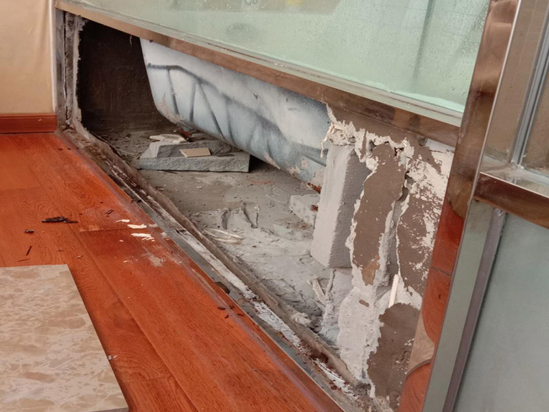 浴缸底部漏水維修：1、塑料下水軟管時間長了老化，破洞，導致漏水，換個下水管就可以了。 2、下水口與浴缸的交接處，有縫隙，導致漏水，解決辦法，把下水口用干毛巾擦干，用玻璃膠密封就可以了。 3、下水管沒有完全插進從浴缸下地面的排水管，導致漏水，解決就是把浴缸抬起插好下水管就可以了?！　?4、可能是下水口和浴缸結(jié)合的部位開膠，造成滲漏，仔細檢查，用防水萬能膠重新膠一周，等干裂密合了再使用。下水口與浴缸的交接處，有縫隙，導致漏水，解決辦法，把下水口用干毛巾擦干，用玻璃膠密封就可以了。