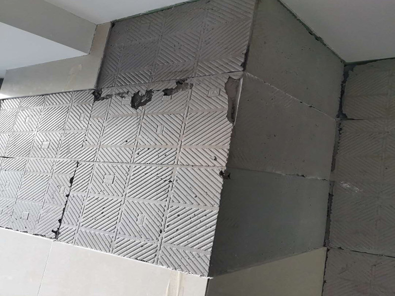 瓷磚空鼓維修鋪貼：首先，先使用空鼓錘敲擊墻面確認(rèn)空鼓范圍。如果敲擊的聲音比較沉悶的話，說明鋪貼比較實(shí)也比較牢固。反之，發(fā)出&ldquo;咚咚&rdquo;清脆的聲響的話，說明瓷磚存在空鼓。然后在開孔處注射瓷磚空鼓修復(fù)膠。如有溢出的膠水盡量在干固之前用濕抹布擦掉，如填縫處有膠水滲出是因?yàn)樵械奶羁p劑密度不夠，可重新涂抹一層密度較大的填縫劑。最后使用填縫劑填補(bǔ)孔位，擦掉多余的填縫劑。