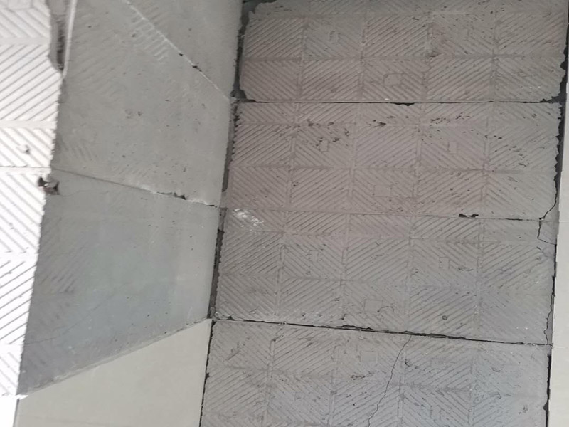 瓷磚空鼓維修鋪貼：首先，先使用空鼓錘敲擊墻面確認(rèn)空鼓范圍。如果敲擊的聲音比較沉悶的話，說明鋪貼比較實(shí)也比較牢固。反之，發(fā)出&ldquo;咚咚&rdquo;清脆的聲響的話，說明瓷磚存在空鼓。然后在開孔處注射瓷磚空鼓修復(fù)膠。如有溢出的膠水盡量在干固之前用濕抹布擦掉，如填縫處有膠水滲出是因?yàn)樵械奶羁p劑密度不夠，可重新涂抹一層密度較大的填縫劑。最后使用填縫劑填補(bǔ)孔位，擦掉多余的填縫劑。