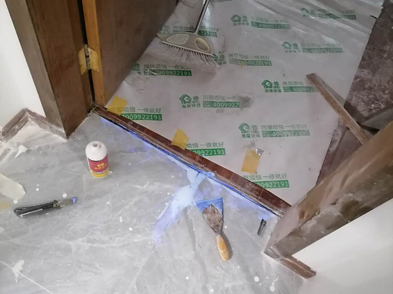 局部瓷磚空鼓維修：先把拱起的瓷磚與其他瓷磚之間的接縫用切割機(jī)鋸開(切割時(shí)會(huì)有很大的粉塵，所以需要不停地往切割機(jī)里加水)，要很小心地把瓷磚掀起，動(dòng)作一定要輕，否則容易造成瓷磚破裂。 把粘在瓷磚邊上的水泥砂漿全部刮掉。處理磚下的水泥層，刨掉1-2厘米，清理干凈。 均勻涂上一層混合水泥砂漿。水泥黃沙比例為：墻磚1：3，地磚：1：2&mdash;&mdash;3，水泥的水泥標(biāo)號(hào)為32.5號(hào)水泥。此外，如果使用的是白水泥，一定要采用108膠，這樣可以使水泥與地磚之間緊密黏合。 把清理好的瓷磚重新鋪好，壓平，等水泥徹底干透后再使用填縫機(jī)加固，從而避免地磚上翹、開裂的現(xiàn)象。