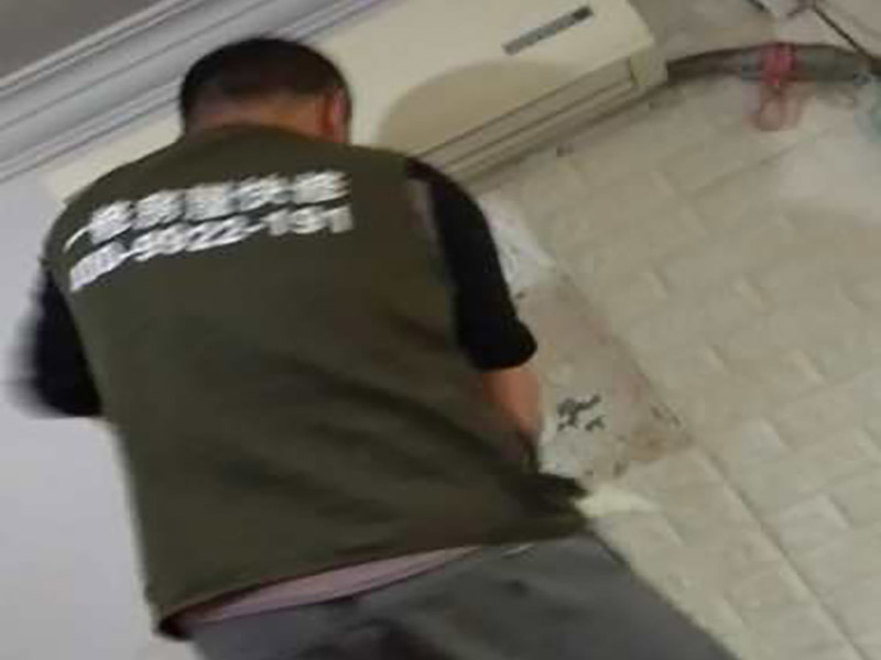 墻面裝飾拆除：1、舊墻皮鏟除 2、墻面清理，檢查是否有孔洞、油污、不平整的地方，如有需要，先修補(bǔ)然后施工。 3、批刮膩?zhàn)樱x用較好的墻襯一類的防水膩?zhàn)?，一般?遍，第一遍批刮后1小時表干后打磨平整。 4、批刮第二遍膩?zhàn)?，干燥后打磨，注意選用600目以上砂紙，否則墻面刮痕會嚴(yán)重。 5、用200瓦的大燈泡靠近墻面檢查是否有不平整或砂眼，如有局部修補(bǔ)。 6、用干凈毛巾徹底清理墻面灰塵，用吸塵器清理干凈。 7、調(diào)配膠漆底漆，選用較好的羊毛刷或使用噴涂方式施工。 8、按次序涂刷1遍底漆，2遍面漆，每遍中間間隔要在1小時以上。 9、涂刷完成后，養(yǎng)護(hù)7-14天，不要拿手摸漆面。 10、7-14天后，養(yǎng)護(hù)完成。