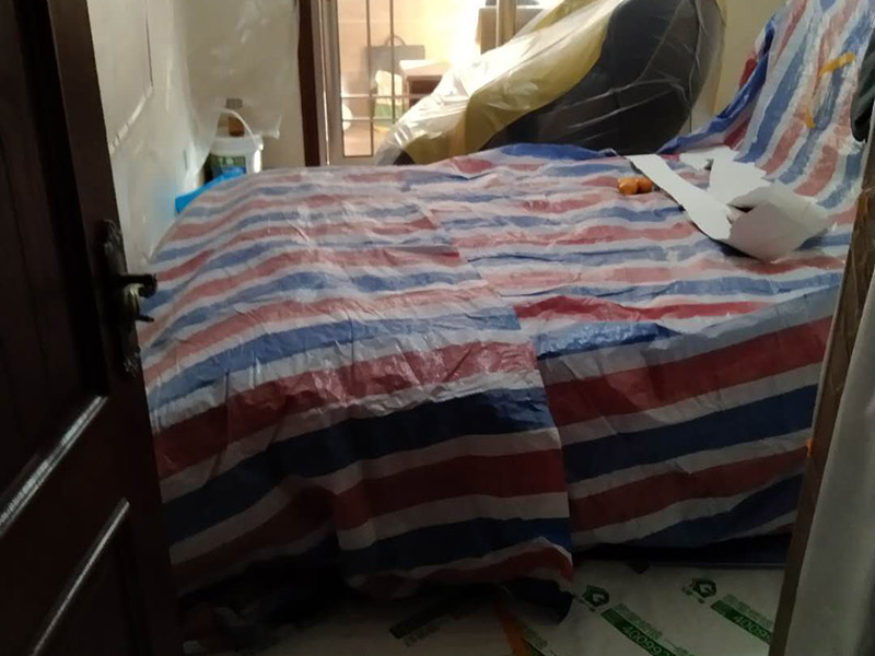 撕墻紙成品保護:在墻面頂部選一塊不顯眼的角落，用美工刀的刀尖將墻紙掀起。注：揭除可剝離墻紙時，掀起墻紙一角，將其從墻上撕下，手要盡量靠近墻面，這樣可將撕破墻紙的可能性降到最低。 墻紙、墻布裝飾面已經(jīng)裱糊完成的房間應(yīng)該及時清理干凈，在后續(xù)施工過程中，不要再作為物料 房或休息室使用，避免墻紙、墻布遭受污染或損壞，房間最好及時上鎖，并定期做好通風(fēng)換氣、排氣的工作。 墻面裱糊時，各道工序必須嚴(yán)格按照規(guī)程施工，操作時要做到干凈利落，邊縫要切割整齊到位，膠痕跡要擦干凈。