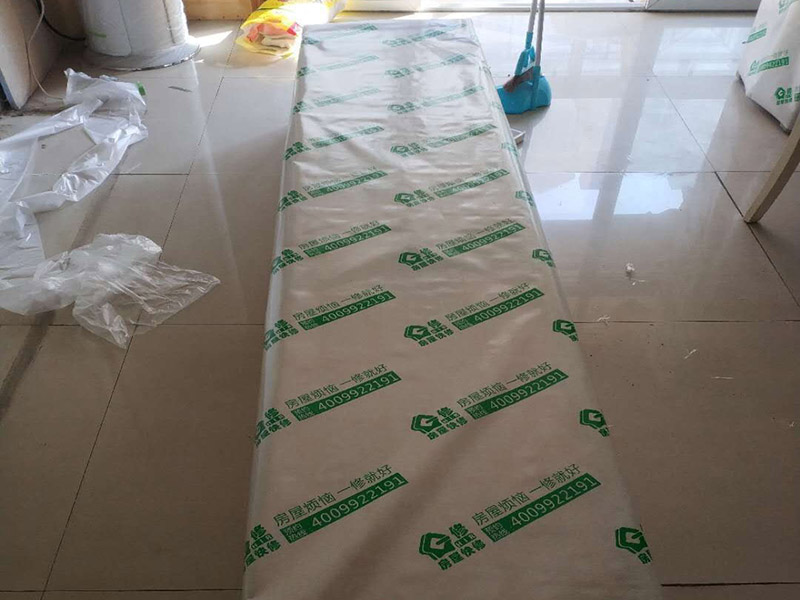 撕墻紙成品保護:在墻面頂部選一塊不顯眼的角落，用美工刀的刀尖將墻紙掀起。注：揭除可剝離墻紙時，掀起墻紙一角，將其從墻上撕下，手要盡量靠近墻面，這樣可將撕破墻紙的可能性降到最低。 墻紙、墻布裝飾面已經(jīng)裱糊完成的房間應(yīng)該及時清理干凈，在后續(xù)施工過程中，不要再作為物料 房或休息室使用，避免墻紙、墻布遭受污染或損壞，房間最好及時上鎖，并定期做好通風(fēng)換氣、排氣的工作。 墻面裱糊時，各道工序必須嚴(yán)格按照規(guī)程施工，操作時要做到干凈利落，邊縫要切割整齊到位，膠痕跡要擦干凈。