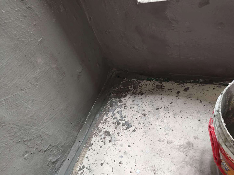 衛(wèi)生間防水處理：首先就要把衛(wèi)生間的地平面整平，地面不平，在涂刷防水涂料的時候就可能會涂不均勻，又或是地面因為不平而容易裂開，這即使是涂了防水涂料上去也會隨著地面裂開。 衛(wèi)生間的墻面上也需要做防水處理，一般都是自地平面向上在墻面上涂刷30cm，這是為了不讓積水滲透到墻面里形成返潮；不過有許多家庭都會使用淋浴房，在這一塊區(qū)就需要把防水涂料涂刷到180cm，這樣噴頭的水就不容易滲入墻內(nèi)；如果是浴缸，那就把高度涂高到浴缸之上30cm。 防水層涂刷好后，需要涼一定的時間。這樣是為了讓防水層與墻面更好地融合在一起，以防止在之后的施工中對防水層造成破壞，這點在之后的鋪地磚過程中猶其是要注意。 在墻與地面相接處，也包括角落部分，還有管與建筑效接處，這幾個地方就要用高彈性的柔性防水涂料，這幾個地方要特別注意，會漏水的地方經(jīng)常是這幾個地方。