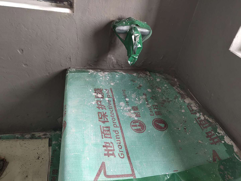 衛(wèi)生間防水處理：首先就要把衛(wèi)生間的地平面整平，地面不平，在涂刷防水涂料的時候就可能會涂不均勻，又或是地面因為不平而容易裂開，這即使是涂了防水涂料上去也會隨著地面裂開。 衛(wèi)生間的墻面上也需要做防水處理，一般都是自地平面向上在墻面上涂刷30cm，這是為了不讓積水滲透到墻面里形成返潮；不過有許多家庭都會使用淋浴房，在這一塊區(qū)就需要把防水涂料涂刷到180cm，這樣噴頭的水就不容易滲入墻內(nèi)；如果是浴缸，那就把高度涂高到浴缸之上30cm。 防水層涂刷好后，需要涼一定的時間。這樣是為了讓防水層與墻面更好地融合在一起，以防止在之后的施工中對防水層造成破壞，這點在之后的鋪地磚過程中猶其是要注意。 在墻與地面相接處，也包括角落部分，還有管與建筑效接處，這幾個地方就要用高彈性的柔性防水涂料，這幾個地方要特別注意，會漏水的地方經(jīng)常是這幾個地方。