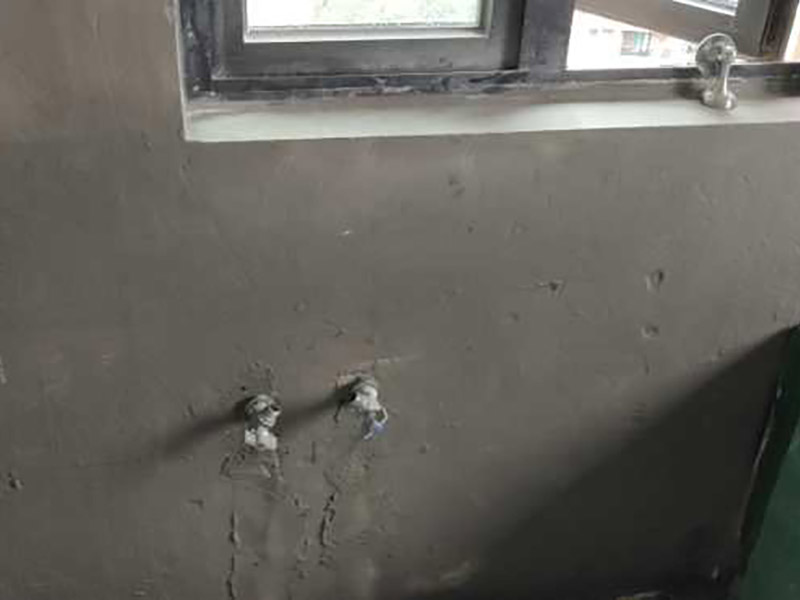 衛(wèi)生間防水處理：首先就要把衛(wèi)生間的地平面整平，地面不平，在涂刷防水涂料的時候就可能會涂不均勻，又或是地面因為不平而容易裂開，這即使是涂了防水涂料上去也會隨著地面裂開。 衛(wèi)生間的墻面上也需要做防水處理，一般都是自地平面向上在墻面上涂刷30cm，這是為了不讓積水滲透到墻面里形成返潮；不過有許多家庭都會使用淋浴房，在這一塊區(qū)就需要把防水涂料涂刷到180cm，這樣噴頭的水就不容易滲入墻內(nèi)；如果是浴缸，那就把高度涂高到浴缸之上30cm。 防水層涂刷好后，需要涼一定的時間。這樣是為了讓防水層與墻面更好地融合在一起，以防止在之后的施工中對防水層造成破壞，這點在之后的鋪地磚過程中猶其是要注意。 在墻與地面相接處，也包括角落部分，還有管與建筑效接處，這幾個地方就要用高彈性的柔性防水涂料，這幾個地方要特別注意，會漏水的地方經(jīng)常是這幾個地方。