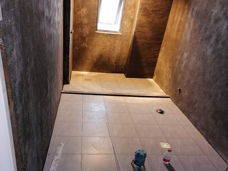 衛(wèi)生間防水貼磚：一般的防水施工要做2到3遍，而且防水的順序也是有講究的，比如，要先做完墻面防水再貼墻磚，其次才可以做地面防水，再貼地磚。因?yàn)榈孛娼?jīng)常會(huì)踩來踩去，地面防水如果先做了會(huì)很容易踩壞。一般情況下，在2到3遍的防水層全部做好后，會(huì)有5到7天的固化期，固化期到了，我們也需要重新測(cè)試防水做的好不好，漏不漏水，這就需要再加水測(cè)試24小時(shí)后看看家里地面水位是否下降，或者看看樓下鄰居的衛(wèi)生間有沒有漏水的痕跡。 如果沒有漏水，那要記得再用一層水泥砂漿做一層防水保護(hù)，其目的是防止貼磚工作摩擦二次破壞防水層表面。但如果還是漏水，那就說明防水沒做徹底，需要重做防水。按照第一次的工序再等待干透和測(cè)試，沒有問題就可以鋪貼地磚了。