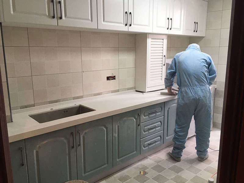 廚房拆除重裝施工：拆除舊廚房是工程中的第一項(xiàng)，將情墻面和地面上原有的瓷磚全部砸掉，不要只砸掉一半或一部分，以免后面在鋪貼時(shí)有縫隙。拆除吊頂、廚具和燈具，需按照一定的流程拆除。如果想要重新將廚房整頓一下，那么就將廚房的一切原有的都拆除掉。水路和電路的設(shè)計(jì)都是很隱藏的，一般都會(huì)做成暗管，隱藏在墻面或地面下，既美觀又不影響使用。做防水是必要的步驟，當(dāng)抹平的水泥完全干透后，要在上面涂抹2-3遍的防水涂料。防水涂料完全干透后，要做防水實(shí)驗(yàn)。貼磚時(shí)避免直接站在防水層上，以免踩壞防水層。貼磚工人要站在做完防水處理后的地面上進(jìn)行鋪貼瓷磚。貼瓷磚時(shí)要防止出現(xiàn)空鼓和參差不齊的現(xiàn)象。瓷磚和地磚鋪貼完成后，就要按照流程安裝其他家具，比如櫥柜、吊頂和燈具等等。