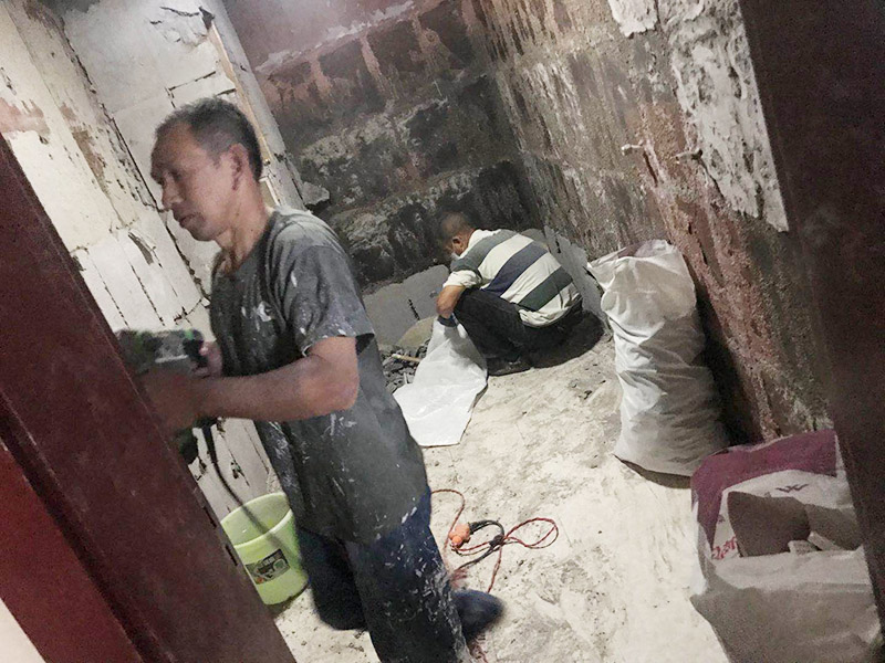 廚房拆除重裝施工：拆除舊廚房是工程中的第一項(xiàng)，將情墻面和地面上原有的瓷磚全部砸掉，不要只砸掉一半或一部分，以免后面在鋪貼時(shí)有縫隙。拆除吊頂、廚具和燈具，需按照一定的流程拆除。如果想要重新將廚房整頓一下，那么就將廚房的一切原有的都拆除掉。水路和電路的設(shè)計(jì)都是很隱藏的，一般都會(huì)做成暗管，隱藏在墻面或地面下，既美觀又不影響使用。做防水是必要的步驟，當(dāng)抹平的水泥完全干透后，要在上面涂抹2-3遍的防水涂料。防水涂料完全干透后，要做防水實(shí)驗(yàn)。貼磚時(shí)避免直接站在防水層上，以免踩壞防水層。貼磚工人要站在做完防水處理后的地面上進(jìn)行鋪貼瓷磚。貼瓷磚時(shí)要防止出現(xiàn)空鼓和參差不齊的現(xiàn)象。瓷磚和地磚鋪貼完成后，就要按照流程安裝其他家具，比如櫥柜、吊頂和燈具等等。