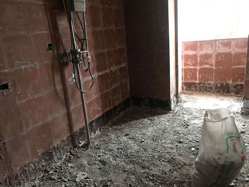 廚房拆除重裝施工：拆除舊廚房是工程中的第一項(xiàng)，將情墻面和地面上原有的瓷磚全部砸掉，不要只砸掉一半或一部分，以免后面在鋪貼時(shí)有縫隙。拆除吊頂、廚具和燈具，需按照一定的流程拆除。如果想要重新將廚房整頓一下，那么就將廚房的一切原有的都拆除掉。水路和電路的設(shè)計(jì)都是很隱藏的，一般都會(huì)做成暗管，隱藏在墻面或地面下，既美觀又不影響使用。做防水是必要的步驟，當(dāng)抹平的水泥完全干透后，要在上面涂抹2-3遍的防水涂料。防水涂料完全干透后，要做防水實(shí)驗(yàn)。貼磚時(shí)避免直接站在防水層上，以免踩壞防水層。貼磚工人要站在做完防水處理后的地面上進(jìn)行鋪貼瓷磚。貼瓷磚時(shí)要防止出現(xiàn)空鼓和參差不齊的現(xiàn)象。瓷磚和地磚鋪貼完成后，就要按照流程安裝其他家具，比如櫥柜、吊頂和燈具等等。