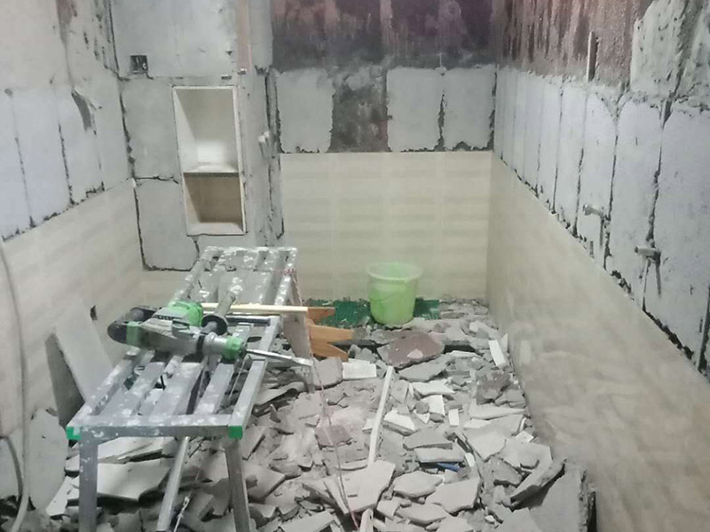 廚房拆除重裝施工：拆除舊廚房是工程中的第一項(xiàng)，將情墻面和地面上原有的瓷磚全部砸掉，不要只砸掉一半或一部分，以免后面在鋪貼時(shí)有縫隙。拆除吊頂、廚具和燈具，需按照一定的流程拆除。如果想要重新將廚房整頓一下，那么就將廚房的一切原有的都拆除掉。水路和電路的設(shè)計(jì)都是很隱藏的，一般都會(huì)做成暗管，隱藏在墻面或地面下，既美觀又不影響使用。做防水是必要的步驟，當(dāng)抹平的水泥完全干透后，要在上面涂抹2-3遍的防水涂料。防水涂料完全干透后，要做防水實(shí)驗(yàn)。貼磚時(shí)避免直接站在防水層上，以免踩壞防水層。貼磚工人要站在做完防水處理后的地面上進(jìn)行鋪貼瓷磚。貼瓷磚時(shí)要防止出現(xiàn)空鼓和參差不齊的現(xiàn)象。瓷磚和地磚鋪貼完成后，就要按照流程安裝其他家具，比如櫥柜、吊頂和燈具等等。