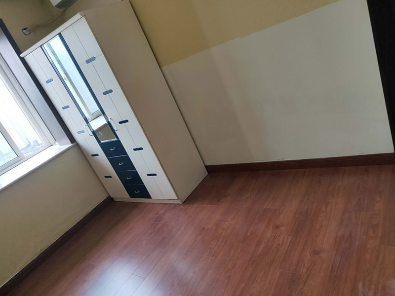 全屋地板換新服務(wù)：鋪地板前都要做一件事，就是清理施工現(xiàn)場(chǎng)，將地面的垃圾清掃干凈，特別是角落要注意清潔干凈，做到無(wú)塵無(wú)污染。清潔往后開(kāi)始做地面找平工作，其地面的水平要保持在2mm的誤差內(nèi)，超過(guò)的話就必須要做找平了，否則地板鋪好后腳感也會(huì)不好的。鋪地板前還需要先將地板進(jìn)行預(yù)鋪，主要是因?yàn)榈匕迨清e(cuò)落安裝的，預(yù)鋪一下，根據(jù)室內(nèi)尺寸進(jìn)行，肯定是有部分地板需要一分為二，預(yù)鋪后根據(jù)尺寸來(lái)鋸，可以避免地板損耗。地板有一定的膨脹率，因此鋪裝前要在其與墻面接觸的部位預(yù)留膨脹縫，以免地板起鼓，膨脹縫的大小一般和地板的膨脹系數(shù)有關(guān)系。