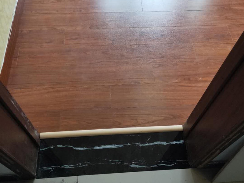 全屋地板換新服務(wù)：鋪地板前都要做一件事，就是清理施工現(xiàn)場(chǎng)，將地面的垃圾清掃干凈，特別是角落要注意清潔干凈，做到無(wú)塵無(wú)污染。清潔往后開(kāi)始做地面找平工作，其地面的水平要保持在2mm的誤差內(nèi)，超過(guò)的話就必須要做找平了，否則地板鋪好后腳感也會(huì)不好的。鋪地板前還需要先將地板進(jìn)行預(yù)鋪，主要是因?yàn)榈匕迨清e(cuò)落安裝的，預(yù)鋪一下，根據(jù)室內(nèi)尺寸進(jìn)行，肯定是有部分地板需要一分為二，預(yù)鋪后根據(jù)尺寸來(lái)鋸，可以避免地板損耗。地板有一定的膨脹率，因此鋪裝前要在其與墻面接觸的部位預(yù)留膨脹縫，以免地板起鼓，膨脹縫的大小一般和地板的膨脹系數(shù)有關(guān)系。