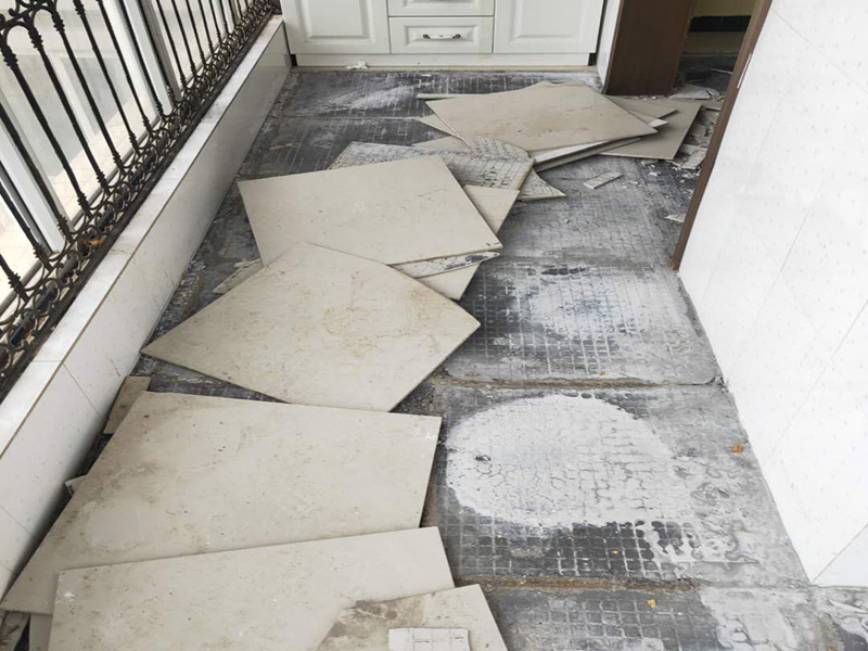 全屋瓷磚拆除施工:首先要撬開大門口的那塊地磚，因?yàn)槟菈K地du磚是有一邊露在外面的所以比較容易撬開。再用扁的鑿子一片一片的往里撬，如果水泥砂漿做的不是特別牢固的話可以直接用錘子把扁撬敲擊地磚和水泥地中間的縫隙。