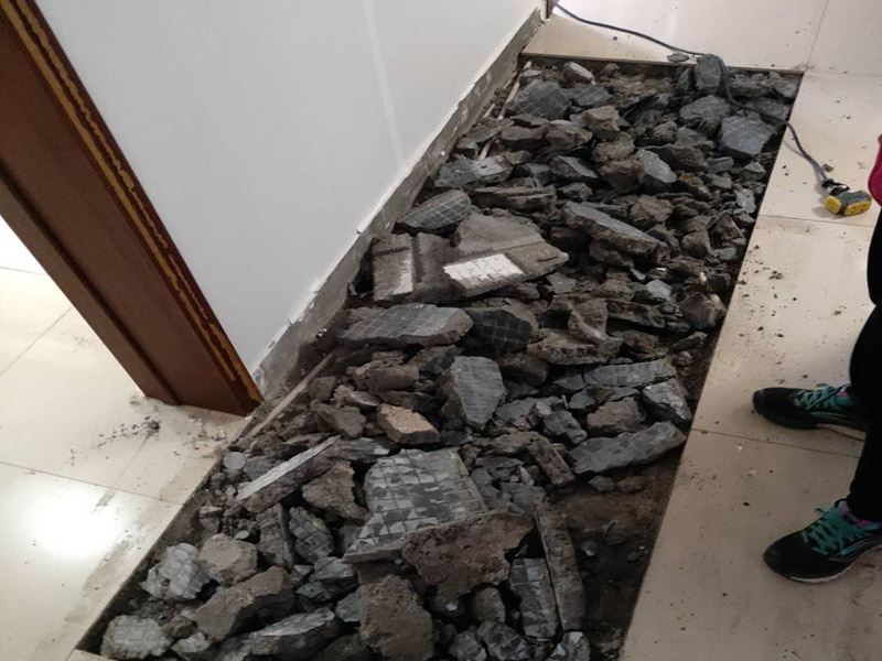 全屋瓷磚拆除施工:首先要撬開大門口的那塊地磚，因?yàn)槟菈K地du磚是有一邊露在外面的所以比較容易撬開。再用扁的鑿子一片一片的往里撬，如果水泥砂漿做的不是特別牢固的話可以直接用錘子把扁撬敲擊地磚和水泥地中間的縫隙。