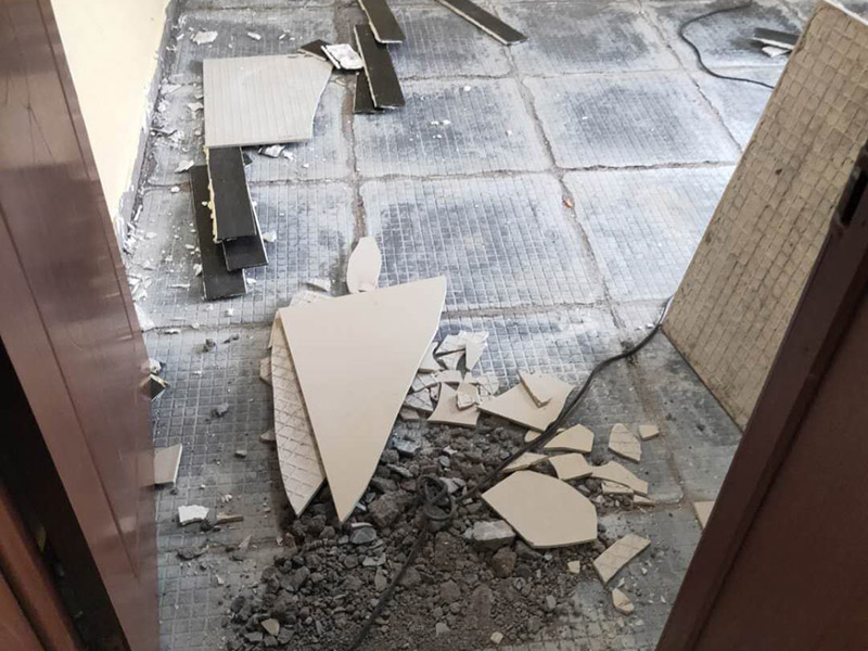 全屋瓷磚拆除施工:首先要撬開大門口的那塊地磚，因?yàn)槟菈K地du磚是有一邊露在外面的所以比較容易撬開。再用扁的鑿子一片一片的往里撬，如果水泥砂漿做的不是特別牢固的話可以直接用錘子把扁撬敲擊地磚和水泥地中間的縫隙。