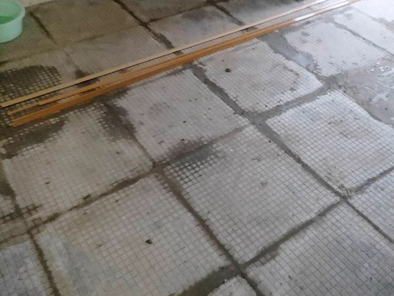 全屋瓷磚拆除施工:首先要撬開大門口的那塊地磚，因?yàn)槟菈K地du磚是有一邊露在外面的所以比較容易撬開。再用扁的鑿子一片一片的往里撬，如果水泥砂漿做的不是特別牢固的話可以直接用錘子把扁撬敲擊地磚和水泥地中間的縫隙。