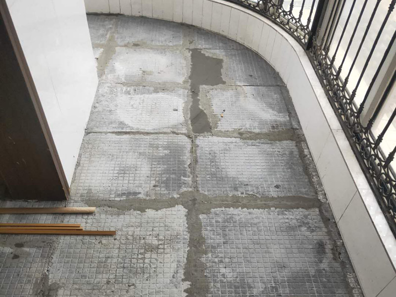 全屋瓷磚拆除施工:首先要撬開大門口的那塊地磚，因?yàn)槟菈K地du磚是有一邊露在外面的所以比較容易撬開。再用扁的鑿子一片一片的往里撬，如果水泥砂漿做的不是特別牢固的話可以直接用錘子把扁撬敲擊地磚和水泥地中間的縫隙。