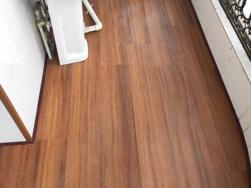 陽臺(tái)鋪地板案例:1、先對(duì)地面進(jìn)行找平，水平的誤差不能超過2毫米。地面要是不平，腳感就不好。再就是將邊、角部位等突起或有不平的地方進(jìn)行局部修整。再鋪防潮層，防潮層可以防止以后地板受潮。鋪平，接縫處要并攏。 2、然后就是安裝地板了，因?yàn)榈匕迨且e(cuò)落安裝的，先預(yù)鋪一下，將部分地板一分為二，要按尺寸來鋸，萬一鋸多了，地板損耗就大了。因?yàn)榈匕逵幸欢ǖ呐蛎浡?，因此鋪裝前要在其與墻面接觸的部位預(yù)留膨脹縫，以免地板起鼓。膨脹縫的大小一般和地板的膨脹系數(shù)有關(guān)系。粘合地板的膠水要用強(qiáng)化地板專用的，這種膠的污染比較小。不要隨便在市場(chǎng)上選非地板專用膠，地板本身就存在的污染上再增加污染源。 3、鋪前看好地板是否用對(duì)，再鋪設(shè)地板。在鋪設(shè)時(shí)，要一塊短的旁邊鋪一塊長(zhǎng)的，這樣交叉鋪設(shè)地板就咬得住不易松動(dòng)，地板拼合后還要用工具敲緊。再下來就是銜接了，一般用地板壓條掩蓋。但也有用玻璃膠填充。 4、然后檢查一遍，把不完美的地方修整一下。然后就是踢腳線的安裝，要做的接頭緊密，平齊。并且要保證能壓住地板墻縫。地板鋪好接下來是安裝壓條了，一般地板比地面高就要用那種高低壓條，地板與地面一樣平就要用這種平壓條了。