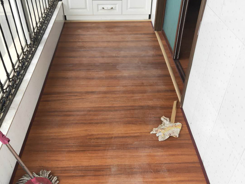 陽臺(tái)鋪地板案例:1、先對(duì)地面進(jìn)行找平，水平的誤差不能超過2毫米。地面要是不平，腳感就不好。再就是將邊、角部位等突起或有不平的地方進(jìn)行局部修整。再鋪防潮層，防潮層可以防止以后地板受潮。鋪平，接縫處要并攏。 2、然后就是安裝地板了，因?yàn)榈匕迨且e(cuò)落安裝的，先預(yù)鋪一下，將部分地板一分為二，要按尺寸來鋸，萬一鋸多了，地板損耗就大了。因?yàn)榈匕逵幸欢ǖ呐蛎浡?，因此鋪裝前要在其與墻面接觸的部位預(yù)留膨脹縫，以免地板起鼓。膨脹縫的大小一般和地板的膨脹系數(shù)有關(guān)系。粘合地板的膠水要用強(qiáng)化地板專用的，這種膠的污染比較小。不要隨便在市場(chǎng)上選非地板專用膠，地板本身就存在的污染上再增加污染源。 3、鋪前看好地板是否用對(duì)，再鋪設(shè)地板。在鋪設(shè)時(shí)，要一塊短的旁邊鋪一塊長(zhǎng)的，這樣交叉鋪設(shè)地板就咬得住不易松動(dòng)，地板拼合后還要用工具敲緊。再下來就是銜接了，一般用地板壓條掩蓋。但也有用玻璃膠填充。 4、然后檢查一遍，把不完美的地方修整一下。然后就是踢腳線的安裝，要做的接頭緊密，平齊。并且要保證能壓住地板墻縫。地板鋪好接下來是安裝壓條了，一般地板比地面高就要用那種高低壓條，地板與地面一樣平就要用這種平壓條了。