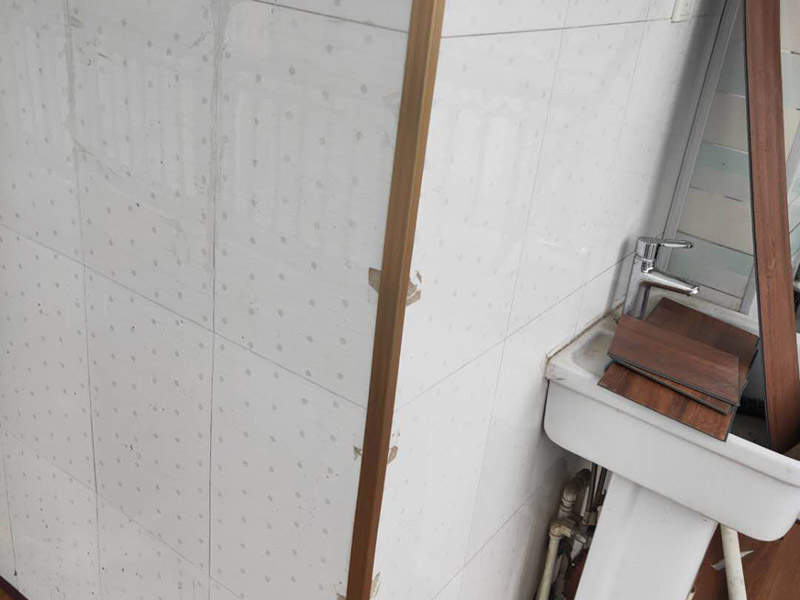 陽臺(tái)鋪地板案例:1、先對(duì)地面進(jìn)行找平，水平的誤差不能超過2毫米。地面要是不平，腳感就不好。再就是將邊、角部位等突起或有不平的地方進(jìn)行局部修整。再鋪防潮層，防潮層可以防止以后地板受潮。鋪平，接縫處要并攏。 2、然后就是安裝地板了，因?yàn)榈匕迨且e(cuò)落安裝的，先預(yù)鋪一下，將部分地板一分為二，要按尺寸來鋸，萬一鋸多了，地板損耗就大了。因?yàn)榈匕逵幸欢ǖ呐蛎浡剩虼虽佈b前要在其與墻面接觸的部位預(yù)留膨脹縫，以免地板起鼓。膨脹縫的大小一般和地板的膨脹系數(shù)有關(guān)系。粘合地板的膠水要用強(qiáng)化地板專用的，這種膠的污染比較小。不要隨便在市場(chǎng)上選非地板專用膠，地板本身就存在的污染上再增加污染源。 3、鋪前看好地板是否用對(duì)，再鋪設(shè)地板。在鋪設(shè)時(shí)，要一塊短的旁邊鋪一塊長(zhǎng)的，這樣交叉鋪設(shè)地板就咬得住不易松動(dòng)，地板拼合后還要用工具敲緊。再下來就是銜接了，一般用地板壓條掩蓋。但也有用玻璃膠填充。 4、然后檢查一遍，把不完美的地方修整一下。然后就是踢腳線的安裝，要做的接頭緊密，平齊。并且要保證能壓住地板墻縫。地板鋪好接下來是安裝壓條了，一般地板比地面高就要用那種高低壓條，地板與地面一樣平就要用這種平壓條了。