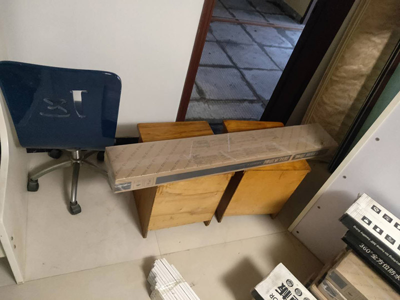 陽臺(tái)鋪地板案例:1、先對(duì)地面進(jìn)行找平，水平的誤差不能超過2毫米。地面要是不平，腳感就不好。再就是將邊、角部位等突起或有不平的地方進(jìn)行局部修整。再鋪防潮層，防潮層可以防止以后地板受潮。鋪平，接縫處要并攏。 2、然后就是安裝地板了，因?yàn)榈匕迨且e(cuò)落安裝的，先預(yù)鋪一下，將部分地板一分為二，要按尺寸來鋸，萬一鋸多了，地板損耗就大了。因?yàn)榈匕逵幸欢ǖ呐蛎浡剩虼虽佈b前要在其與墻面接觸的部位預(yù)留膨脹縫，以免地板起鼓。膨脹縫的大小一般和地板的膨脹系數(shù)有關(guān)系。粘合地板的膠水要用強(qiáng)化地板專用的，這種膠的污染比較小。不要隨便在市場(chǎng)上選非地板專用膠，地板本身就存在的污染上再增加污染源。 3、鋪前看好地板是否用對(duì)，再鋪設(shè)地板。在鋪設(shè)時(shí)，要一塊短的旁邊鋪一塊長(zhǎng)的，這樣交叉鋪設(shè)地板就咬得住不易松動(dòng)，地板拼合后還要用工具敲緊。再下來就是銜接了，一般用地板壓條掩蓋。但也有用玻璃膠填充。 4、然后檢查一遍，把不完美的地方修整一下。然后就是踢腳線的安裝，要做的接頭緊密，平齊。并且要保證能壓住地板墻縫。地板鋪好接下來是安裝壓條了，一般地板比地面高就要用那種高低壓條，地板與地面一樣平就要用這種平壓條了。