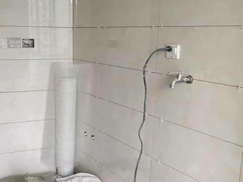 浴室瓷磚鋪貼裝修：在鋪貼瓷磚前，要先把還沒涂抹水泥的地磚鋪在地上，并敲平，然后在地磚上涂滿水泥，鋪在地面，鋪地磚的過程中要對齊四塊磚的對角位置。  另外，在鋪貼瓷磚時也要講究鋪貼順序，在鋪地磚時應從內(nèi)向外貼，有坡度或地漏的地方，要注意排水方向找坡，而墻面磚應從下往上貼，底層的瓷磚要最后貼，這樣鋪貼出來才美觀，鋪完地磚后還要壓地磚。 瓷磚鋪貼像是用膠水把兩個東西粘貼在一起，如果物體表面有臟東西的話，粘貼就不會很牢固，因此在鋪貼瓷磚前我們要先清理浴室的墻面和地面。如果墻面本身有裂痕，也要先進行處理再鋪貼瓷磚；而地面有不平或不直的地方也要先進行找平處理，這樣貼出來的瓷磚才比較完美。