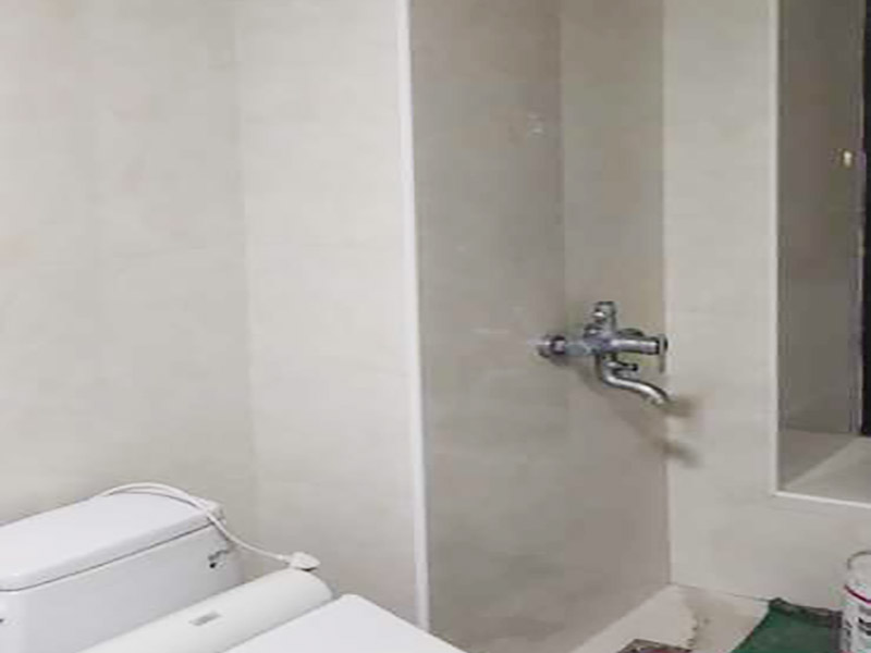 浴室瓷磚鋪貼裝修：在鋪貼瓷磚前，要先把還沒涂抹水泥的地磚鋪在地上，并敲平，然后在地磚上涂滿水泥，鋪在地面，鋪地磚的過程中要對齊四塊磚的對角位置。  另外，在鋪貼瓷磚時也要講究鋪貼順序，在鋪地磚時應從內(nèi)向外貼，有坡度或地漏的地方，要注意排水方向找坡，而墻面磚應從下往上貼，底層的瓷磚要最后貼，這樣鋪貼出來才美觀，鋪完地磚后還要壓地磚。 瓷磚鋪貼像是用膠水把兩個東西粘貼在一起，如果物體表面有臟東西的話，粘貼就不會很牢固，因此在鋪貼瓷磚前我們要先清理浴室的墻面和地面。如果墻面本身有裂痕，也要先進行處理再鋪貼瓷磚；而地面有不平或不直的地方也要先進行找平處理，這樣貼出來的瓷磚才比較完美。