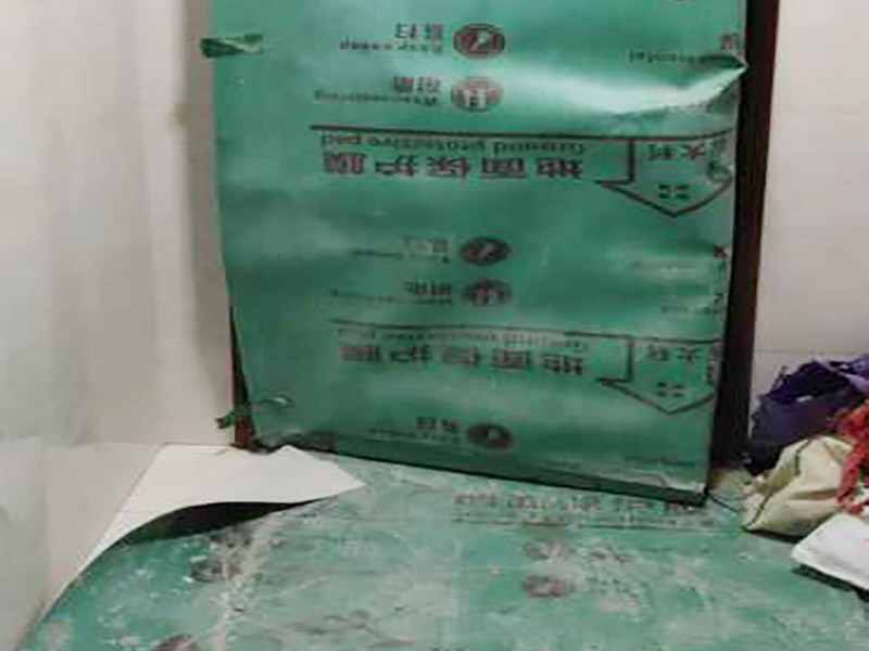 浴室瓷磚鋪貼裝修：在鋪貼瓷磚前，要先把還沒涂抹水泥的地磚鋪在地上，并敲平，然后在地磚上涂滿水泥，鋪在地面，鋪地磚的過程中要對齊四塊磚的對角位置。  另外，在鋪貼瓷磚時也要講究鋪貼順序，在鋪地磚時應從內(nèi)向外貼，有坡度或地漏的地方，要注意排水方向找坡，而墻面磚應從下往上貼，底層的瓷磚要最后貼，這樣鋪貼出來才美觀，鋪完地磚后還要壓地磚。 瓷磚鋪貼像是用膠水把兩個東西粘貼在一起，如果物體表面有臟東西的話，粘貼就不會很牢固，因此在鋪貼瓷磚前我們要先清理浴室的墻面和地面。如果墻面本身有裂痕，也要先進行處理再鋪貼瓷磚；而地面有不平或不直的地方也要先進行找平處理，這樣貼出來的瓷磚才比較完美。