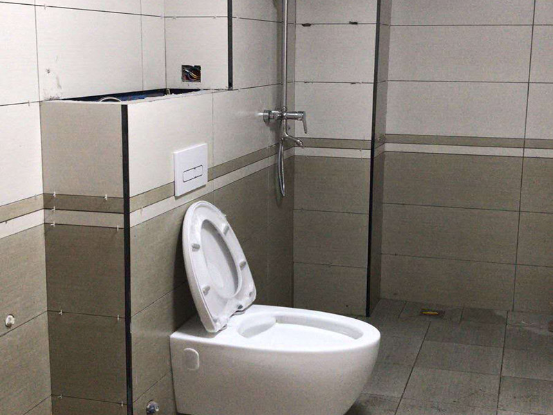 衛(wèi)生間裝修翻新:為了讓翻新后的衛(wèi)生間能給家人帶來更加的便利，首先要咨詢家里人的意見和使用習(xí)慣，如果家里有老人和小孩的話，防滑設(shè)施一定要到位。要全面分析戶型平面圖，使得對衛(wèi)生間的尺寸和排水位置等有一個(gè)大體的了解，然后在根據(jù)衛(wèi)生間的大小來安排好衛(wèi)生間設(shè)備的位置。如果原來的墻磚和地面很老舊的話，可以考慮把墻磚和地面打掉，然后在鋪貼新磚。這里要注意的是鋪貼新磚之前一定要對衛(wèi)生間做好防水。