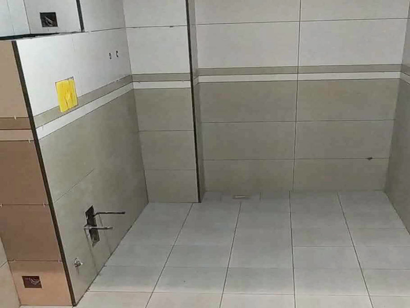 衛(wèi)生間裝修翻新:為了讓翻新后的衛(wèi)生間能給家人帶來更加的便利，首先要咨詢家里人的意見和使用習(xí)慣，如果家里有老人和小孩的話，防滑設(shè)施一定要到位。要全面分析戶型平面圖，使得對衛(wèi)生間的尺寸和排水位置等有一個(gè)大體的了解，然后在根據(jù)衛(wèi)生間的大小來安排好衛(wèi)生間設(shè)備的位置。如果原來的墻磚和地面很老舊的話，可以考慮把墻磚和地面打掉，然后在鋪貼新磚。這里要注意的是鋪貼新磚之前一定要對衛(wèi)生間做好防水。