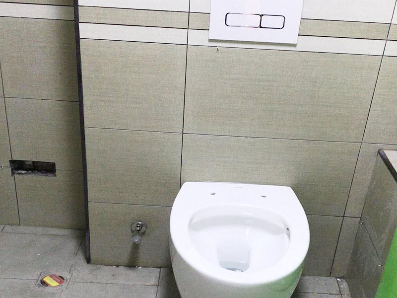 衛(wèi)生間裝修翻新:為了讓翻新后的衛(wèi)生間能給家人帶來更加的便利，首先要咨詢家里人的意見和使用習(xí)慣，如果家里有老人和小孩的話，防滑設(shè)施一定要到位。要全面分析戶型平面圖，使得對衛(wèi)生間的尺寸和排水位置等有一個(gè)大體的了解，然后在根據(jù)衛(wèi)生間的大小來安排好衛(wèi)生間設(shè)備的位置。如果原來的墻磚和地面很老舊的話，可以考慮把墻磚和地面打掉，然后在鋪貼新磚。這里要注意的是鋪貼新磚之前一定要對衛(wèi)生間做好防水。