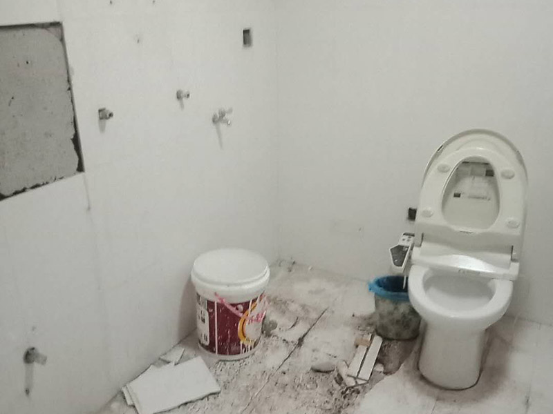 衛(wèi)生間裝修翻新:為了讓翻新后的衛(wèi)生間能給家人帶來更加的便利，首先要咨詢家里人的意見和使用習(xí)慣，如果家里有老人和小孩的話，防滑設(shè)施一定要到位。要全面分析戶型平面圖，使得對衛(wèi)生間的尺寸和排水位置等有一個(gè)大體的了解，然后在根據(jù)衛(wèi)生間的大小來安排好衛(wèi)生間設(shè)備的位置。如果原來的墻磚和地面很老舊的話，可以考慮把墻磚和地面打掉，然后在鋪貼新磚。這里要注意的是鋪貼新磚之前一定要對衛(wèi)生間做好防水。