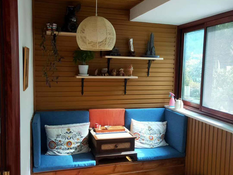 陽臺改造前后對比：將陽臺直接的重新的粉刷，那么就是使得這樣的老舊的痕跡消除，或者是直接的拆掉，重新安裝別的。老房子的陽臺其實(shí)是比較的適合去重新的安裝一個(gè)新的承載系統(tǒng)，這樣話，就是能達(dá)到一個(gè)很好的裝修的效果。裝修陽臺還可以將地面的瓷磚或者地板重新的拆開再去安裝，這樣的做法是能起到一個(gè)很好的效果的。