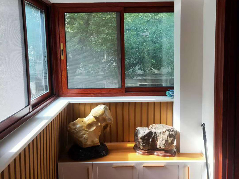 陽臺改造前后對比：將陽臺直接的重新的粉刷，那么就是使得這樣的老舊的痕跡消除，或者是直接的拆掉，重新安裝別的。老房子的陽臺其實(shí)是比較的適合去重新的安裝一個(gè)新的承載系統(tǒng)，這樣話，就是能達(dá)到一個(gè)很好的裝修的效果。裝修陽臺還可以將地面的瓷磚或者地板重新的拆開再去安裝，這樣的做法是能起到一個(gè)很好的效果的。