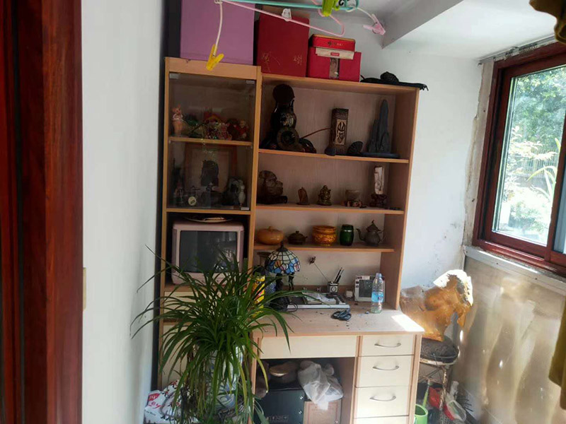 陽臺改造前后對比：將陽臺直接的重新的粉刷，那么就是使得這樣的老舊的痕跡消除，或者是直接的拆掉，重新安裝別的。老房子的陽臺其實(shí)是比較的適合去重新的安裝一個(gè)新的承載系統(tǒng)，這樣話，就是能達(dá)到一個(gè)很好的裝修的效果。裝修陽臺還可以將地面的瓷磚或者地板重新的拆開再去安裝，這樣的做法是能起到一個(gè)很好的效果的。