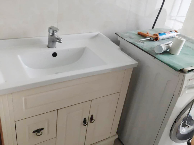 浴室裝修翻新案例：因?yàn)殚_(kāi)發(fā)商在衛(wèi)生間的區(qū)域布局及使用功能的劃分上面，幾乎都是一個(gè)大概的布局，對(duì)于我們自身的生活習(xí)慣，不一定使用，這就需要重新設(shè)計(jì)布局及水電路的改造。測(cè)量好尺寸后，根據(jù)個(gè)人的生活習(xí)慣，設(shè)計(jì)制作衛(wèi)生間平面圖，完成平面設(shè)計(jì)后，我們就可以按照?qǐng)D紙的尺寸到位于店面選擇合適的衛(wèi)浴產(chǎn)品了。根據(jù)選擇好的衛(wèi)浴產(chǎn)品進(jìn)行衛(wèi)生間的水電改造施工在做防水施工的時(shí)候，如果要安裝蹲便器的衛(wèi)生間，請(qǐng)一定在回填后將蹲便的預(yù)留坑夯實(shí)整平后做防水，這樣就有效的避免了衛(wèi)生間漏水的問(wèn)題。