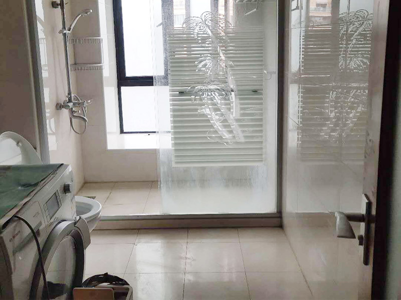 浴室裝修翻新案例：因?yàn)殚_(kāi)發(fā)商在衛(wèi)生間的區(qū)域布局及使用功能的劃分上面，幾乎都是一個(gè)大概的布局，對(duì)于我們自身的生活習(xí)慣，不一定使用，這就需要重新設(shè)計(jì)布局及水電路的改造。測(cè)量好尺寸后，根據(jù)個(gè)人的生活習(xí)慣，設(shè)計(jì)制作衛(wèi)生間平面圖，完成平面設(shè)計(jì)后，我們就可以按照?qǐng)D紙的尺寸到位于店面選擇合適的衛(wèi)浴產(chǎn)品了。根據(jù)選擇好的衛(wèi)浴產(chǎn)品進(jìn)行衛(wèi)生間的水電改造施工在做防水施工的時(shí)候，如果要安裝蹲便器的衛(wèi)生間，請(qǐng)一定在回填后將蹲便的預(yù)留坑夯實(shí)整平后做防水，這樣就有效的避免了衛(wèi)生間漏水的問(wèn)題。