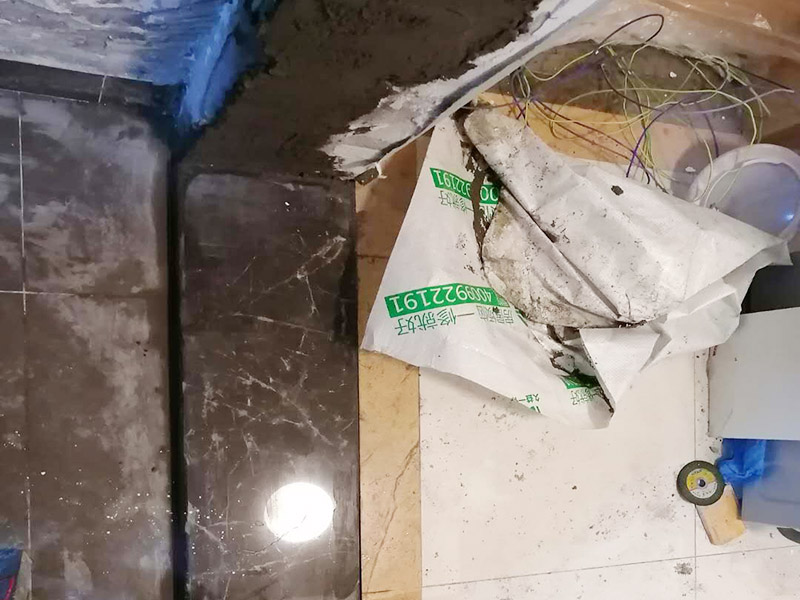 廚房局部改造：防水主要是要確保洗菜盆的位置和地面的傾角。前者最關(guān)鍵是做好接口的防水。用夾板做的櫥柜受水后通通氣就行了，但組合式的櫥柜受水后就會(huì)膨脹，致使其后表面防火板層脫離。因而櫥柜的座地部分一定要做10公分的磚臺(tái)，防水最有效。 舊廚房的內(nèi)部結(jié)構(gòu)相對(duì)要復(fù)雜一些。不僅是要請(qǐng)裝修公司對(duì)廚房進(jìn)行丈量，還需要看看各種管道原來的位置是否合適，如果不合適則需要進(jìn)行改動(dòng)，則裝修公司會(huì)出一份廚房改造圖紙交給施工隊(duì)，由施工隊(duì)按圖紙進(jìn)行必要的改造。