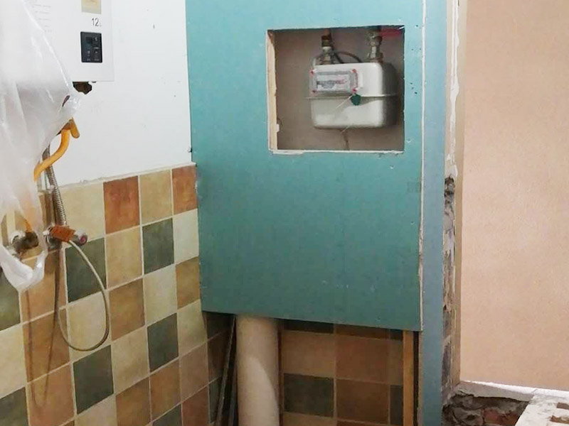 廚房局部改造：防水主要是要確保洗菜盆的位置和地面的傾角。前者最關(guān)鍵是做好接口的防水。用夾板做的櫥柜受水后通通氣就行了，但組合式的櫥柜受水后就會(huì)膨脹，致使其后表面防火板層脫離。因而櫥柜的座地部分一定要做10公分的磚臺(tái)，防水最有效。 舊廚房的內(nèi)部結(jié)構(gòu)相對(duì)要復(fù)雜一些。不僅是要請(qǐng)裝修公司對(duì)廚房進(jìn)行丈量，還需要看看各種管道原來的位置是否合適，如果不合適則需要進(jìn)行改動(dòng)，則裝修公司會(huì)出一份廚房改造圖紙交給施工隊(duì)，由施工隊(duì)按圖紙進(jìn)行必要的改造。