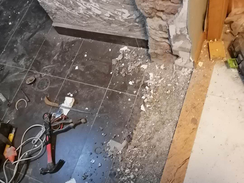 廚房局部改造：防水主要是要確保洗菜盆的位置和地面的傾角。前者最關(guān)鍵是做好接口的防水。用夾板做的櫥柜受水后通通氣就行了，但組合式的櫥柜受水后就會(huì)膨脹，致使其后表面防火板層脫離。因而櫥柜的座地部分一定要做10公分的磚臺(tái)，防水最有效。 舊廚房的內(nèi)部結(jié)構(gòu)相對(duì)要復(fù)雜一些。不僅是要請(qǐng)裝修公司對(duì)廚房進(jìn)行丈量，還需要看看各種管道原來的位置是否合適，如果不合適則需要進(jìn)行改動(dòng)，則裝修公司會(huì)出一份廚房改造圖紙交給施工隊(duì)，由施工隊(duì)按圖紙進(jìn)行必要的改造。