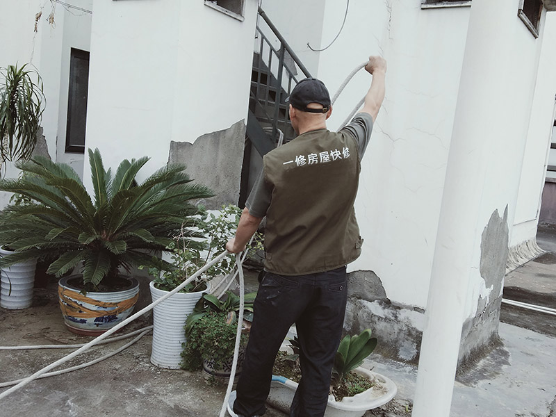 更換墻內(nèi)網(wǎng)線有技巧，兩人配合效率高，換線高手哪里找