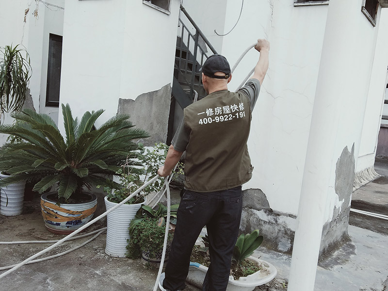 高空施工準(zhǔn)備工作：(1)施工前，應(yīng)逐級進(jìn)行安全技術(shù)教育及交底，落實(shí)所有安全技術(shù)措施和人身防護(hù)用 品，未經(jīng)落實(shí)時(shí)不得進(jìn)行施工。(2)高處作業(yè)中的安全標(biāo)志、工具、儀表、電氣設(shè)施和各種設(shè)備，必須在施工前加以 檢查，確認(rèn)其完好，方能投入使用。