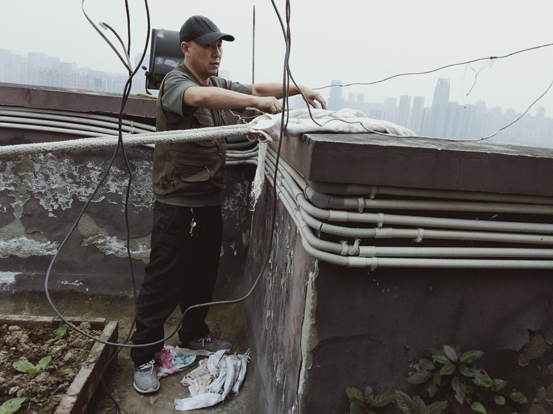 高空施工準(zhǔn)備工作：(1)施工前，應(yīng)逐級進(jìn)行安全技術(shù)教育及交底，落實(shí)所有安全技術(shù)措施和人身防護(hù)用 品，未經(jīng)落實(shí)時(shí)不得進(jìn)行施工。(2)高處作業(yè)中的安全標(biāo)志、工具、儀表、電氣設(shè)施和各種設(shè)備，必須在施工前加以 檢查，確認(rèn)其完好，方能投入使用。