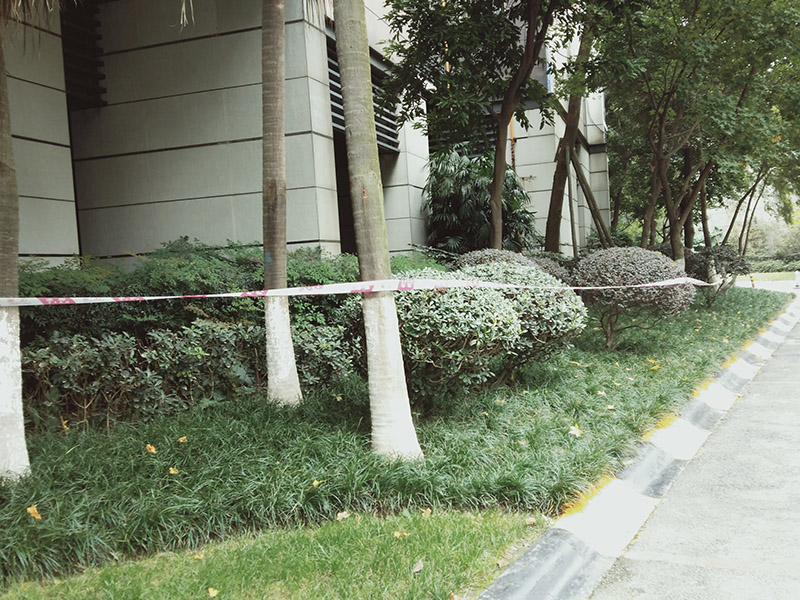 高空施工準(zhǔn)備工作：(1)施工前，應(yīng)逐級進(jìn)行安全技術(shù)教育及交底，落實(shí)所有安全技術(shù)措施和人身防護(hù)用 品，未經(jīng)落實(shí)時(shí)不得進(jìn)行施工。(2)高處作業(yè)中的安全標(biāo)志、工具、儀表、電氣設(shè)施和各種設(shè)備，必須在施工前加以 檢查，確認(rèn)其完好，方能投入使用。