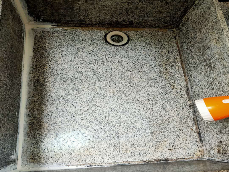 水池漏水打膠：1、將水池放好后，用筆沿著盆四邊畫一圈，然后把水池取上來(lái)；沿著畫的線打一圈玻璃膠，打好后把盆放下去壓一下，把多出來(lái)的膠用刮板刮掉就可以了。 2、玻璃膠可以換成密封條，密封條也具有防水的作用。密封條是硅膠制成，和玻璃膠的成分大體相同，防水的效果是完全相同的。