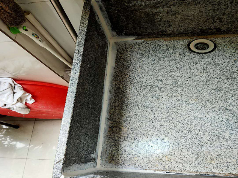 水池漏水打膠：1、將水池放好后，用筆沿著盆四邊畫一圈，然后把水池取上來(lái)；沿著畫的線打一圈玻璃膠，打好后把盆放下去壓一下，把多出來(lái)的膠用刮板刮掉就可以了。 2、玻璃膠可以換成密封條，密封條也具有防水的作用。密封條是硅膠制成，和玻璃膠的成分大體相同，防水的效果是完全相同的。