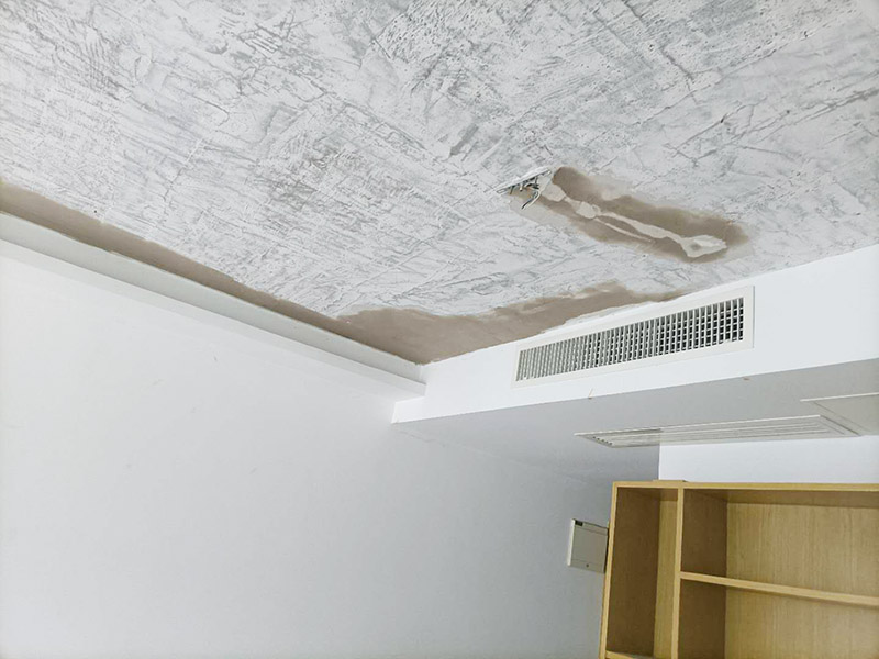 天花板鏟除翻新：將房中小件物品搬移到柜子，儲物柜等不需要施工的位置，如樓梯間，衛(wèi)生間等，利用專業(yè)的遮蔽保護(hù)膜貼在地面，包裝家具，避免施工期間對家中的物品造成損害和污染。 檢查墻面破損位置，如粉化，開裂，滲水，起皮現(xiàn)象嚴(yán)重的利用鏟刀直接全部鏟除至基層，局部破損現(xiàn)象不嚴(yán)重的位置直接用打磨機或者砂紙打磨即可。貼過墻紙的一定要完全清理掉墻紙內(nèi)的膠，因為膠水時間長了之后會產(chǎn)生化學(xué)反應(yīng)，會對膩子層有所影響，且易造成環(huán)保污染，揮發(fā)有害物質(zhì)。